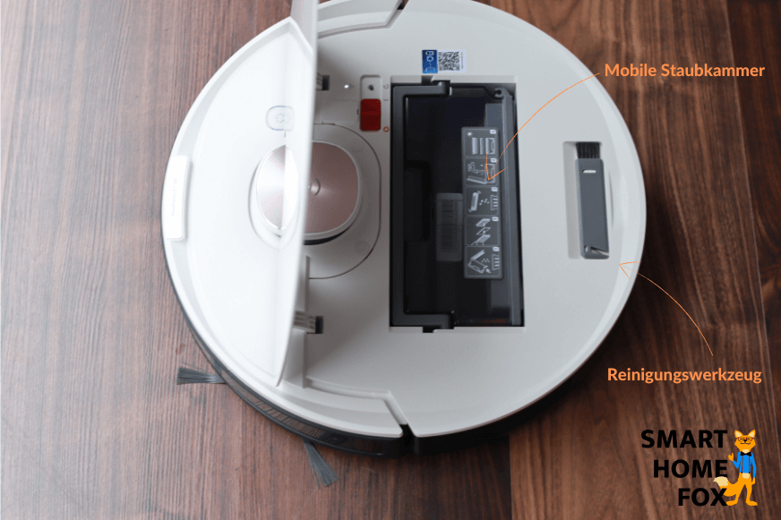 Das Reinigungswerkzeug ist sicher unter der Klappe verstaut